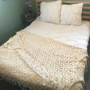 Vintage two toned crochet bedspread in excellent condition